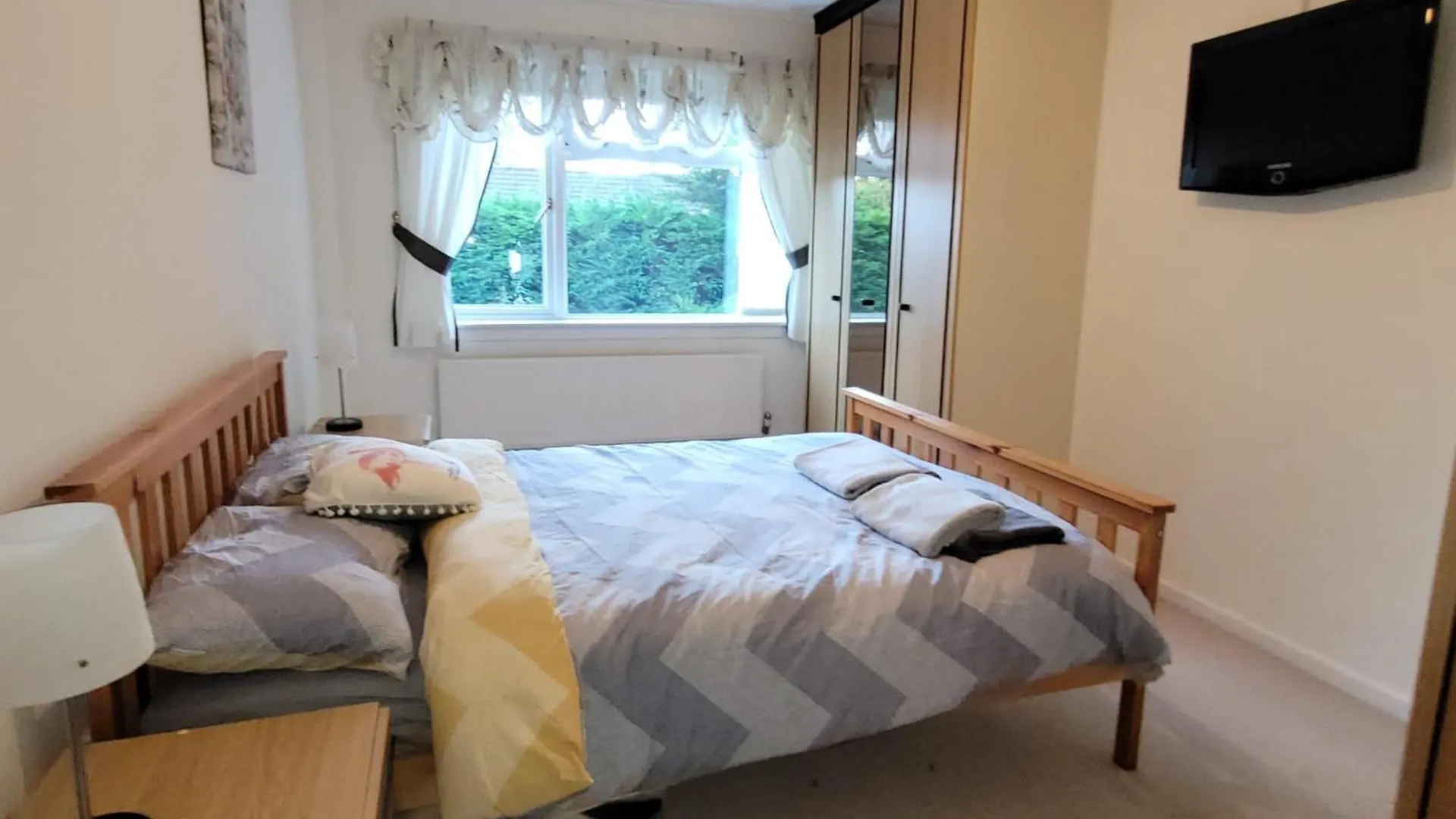 Dagenham Short-Stay Delight contacts